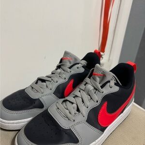 Nike Kids Gray and Red Low-Top Sneakers with Red Swoosh